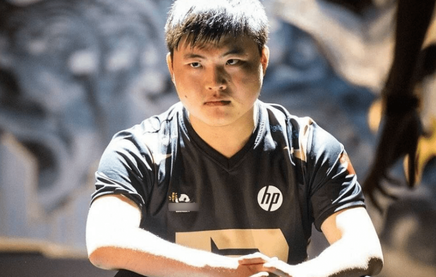 Uzi迎来十五赛季出色发挥,美国队观众热烈欢呼!全场沸腾不已 Uzi迎来十五赛季出色发挥,美国队观众热烈欢呼!全场沸腾不已