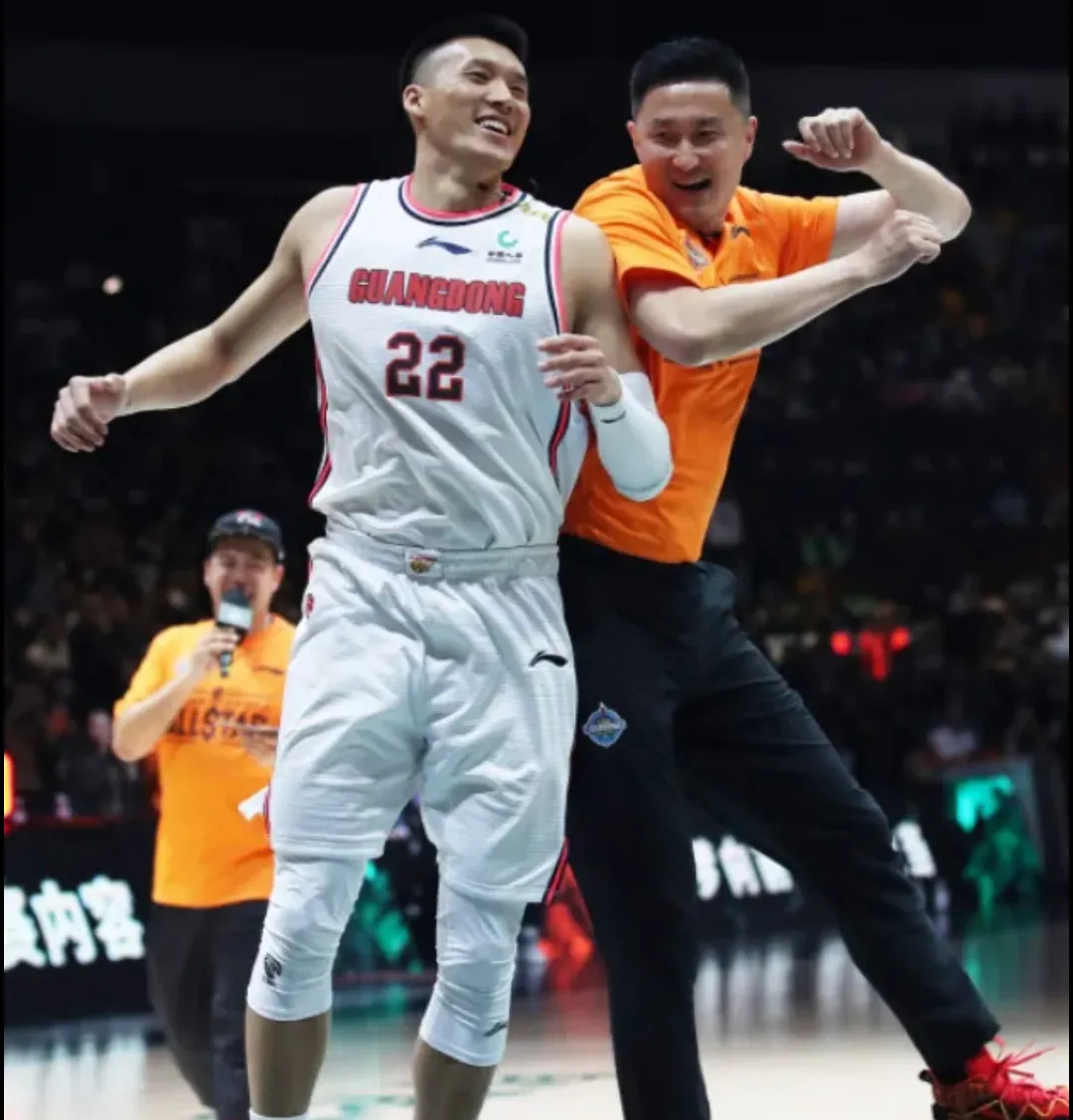 深圳男篮发布备战花絮；转会期止住颓势；欧篮联任务艰巨；赛程密集仍需轮换