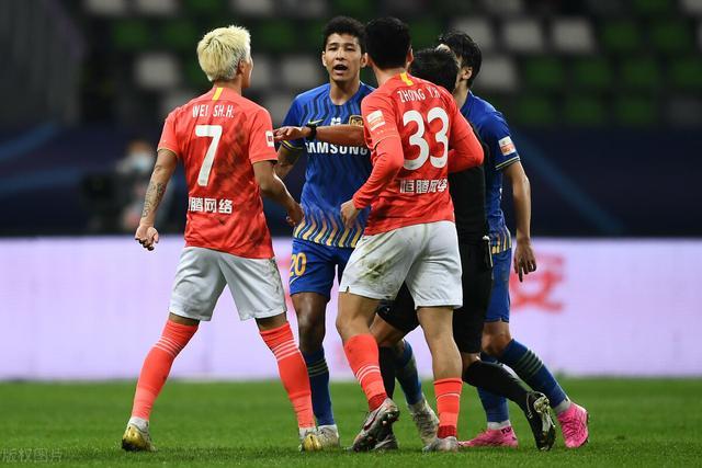 包含西甲倒计时，辽宁本钢关键时刻单刀错失，细节引发关注，球迷炸锅，身体对抗强度拉满的词条