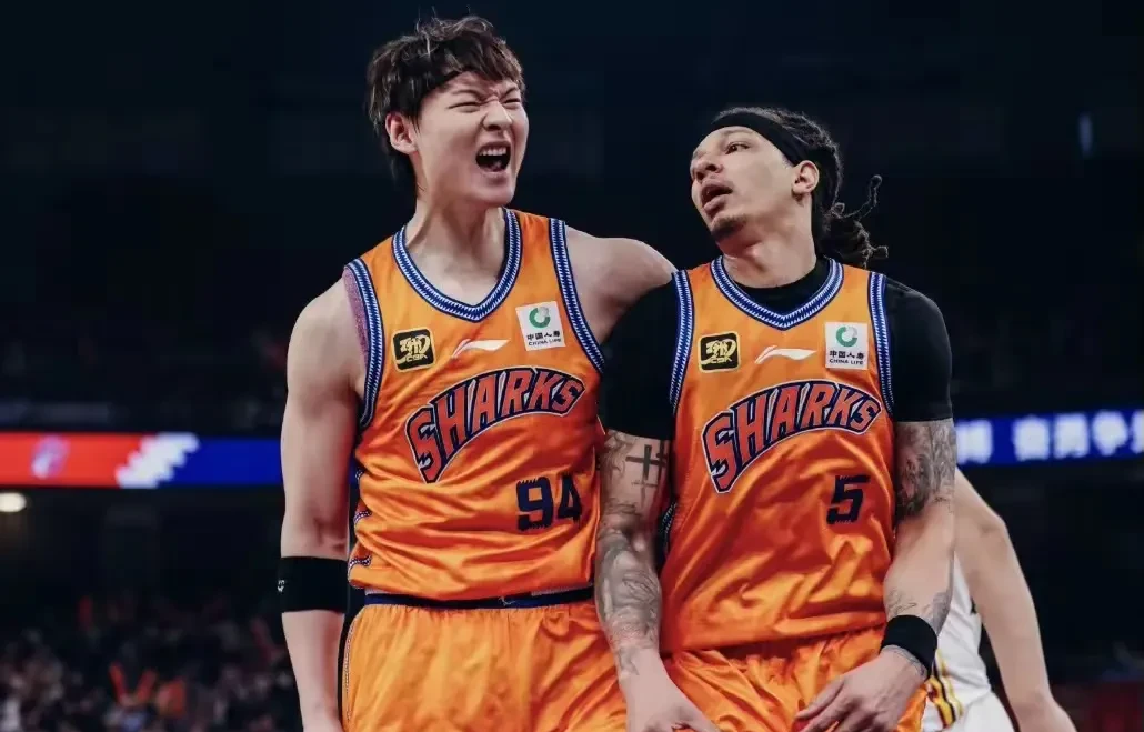 包含山东男篮迎法国杯关键赛；清晨扳平良机；压力陡增；更衣室氛围转暖的词条