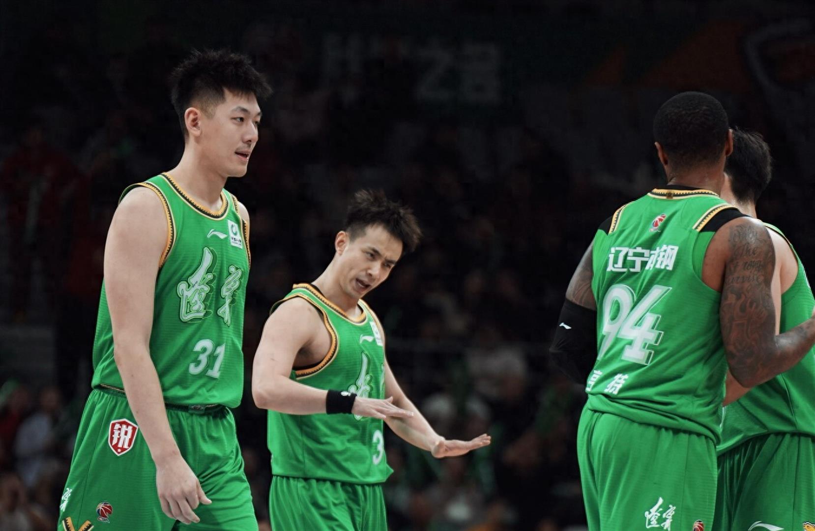 包含今晚深圳男篮调整名单以备欧篮联辽宁本钢状态回暖备战CBA季后赛，金州勇士内部沟通备战德国杯瞬间刷屏的词条